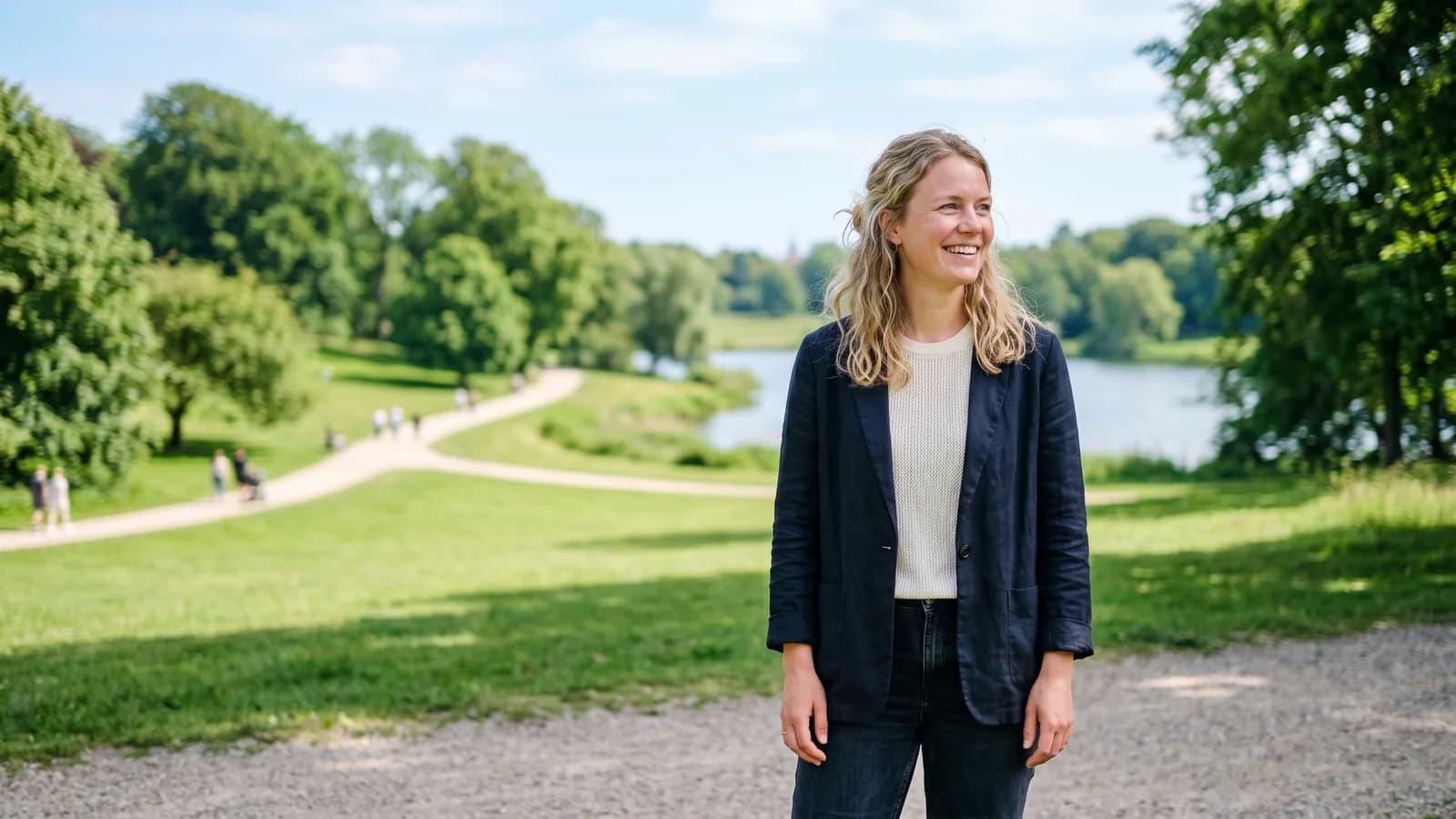 Person uten briller nyter klart syn utendørs i en park